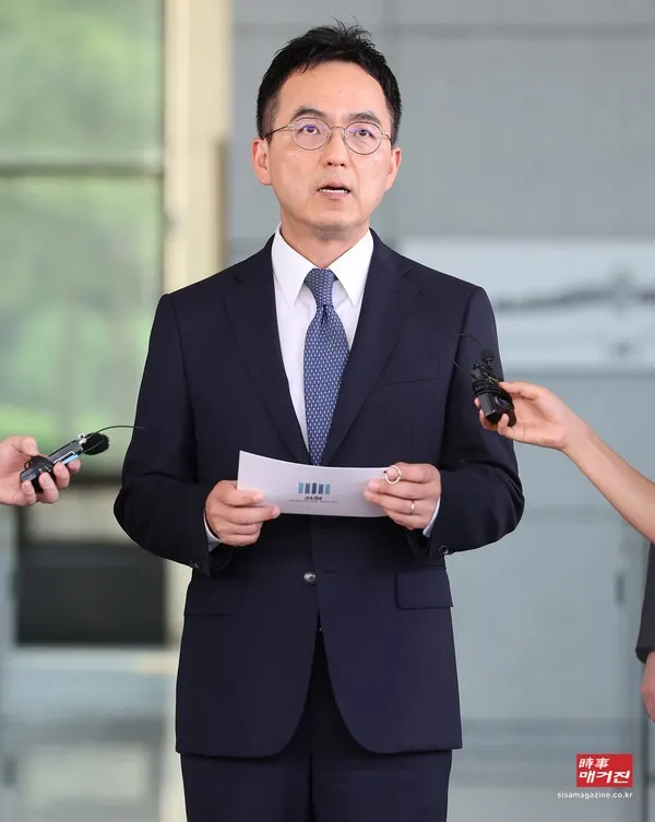 검찰 보완수사권 폐지를 골자로 한 형사소송법 개정안이 국회 본회의를 통과한 31일 구자현 검찰총장 직무대행이 서울 서초구 대검찰청 청사를 나서며 입장을 밝히고 있다. 이날 구 직무대행은 사의를 표명했다. (사진출처 = 뉴시스)