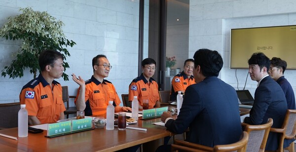 29일 이진호 부산소방재난본부장이 기장군 아난티 앳 부산코브에서 시설 관계자들과 여름철 화재예방대책 및 숙박시설 안전관리 방안을 논의하고 있다.(사진_부산소방)