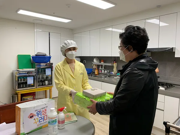 ▲ 여수시 어린이급식관리지원센터가 지난 4월 관내 어린이 급식소 169개소를 대상으로 ‘위생 꾸러미’ 전달과 정수기 수질 검사를 진행하는 등 코로나19로 안전에 취약한 어린이들을 위해 급식소 위생관리를 하고 있다.