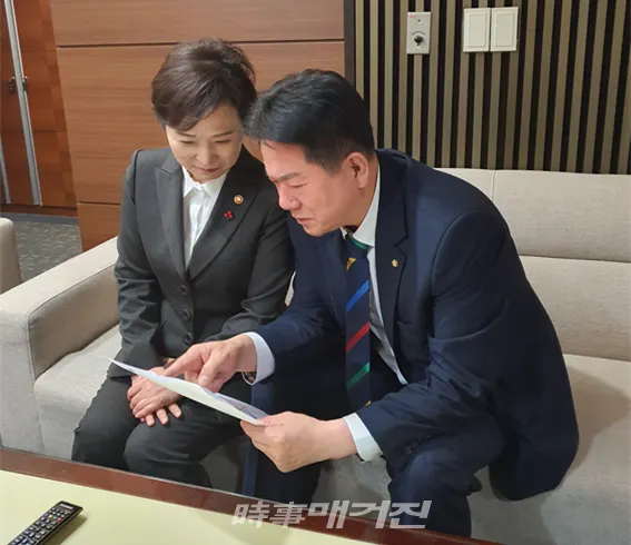 이동섭 국회의원이 김현미 국토부장관을 만나 ‘제4차 국가철도망 구축계획’에 용인시 중점 지역들이 포함될 수 있도록 설득하고 있다.(사진_이동섭 의원실)