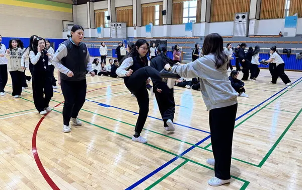 태권도 진로 체험 프로그램에 참가한 학생들이 전자 타격 도구를 활용한 발차기를 체험하며 반 대항전을 펼치고 있다.(사진_태권도진흥재단)