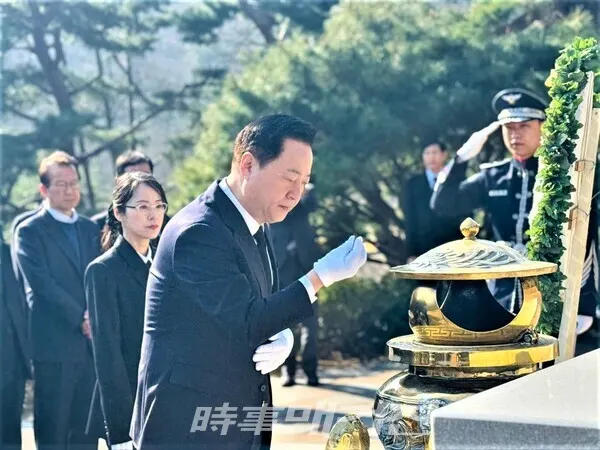 김두관 더불어민주당 전 의원이 7일 오전 대선 출마 선언을 앞두고 서울 동작구 국립서울현충원을 찾아 현충탑에서 참배 및 분향하고 있다.(사진_시사매거진)