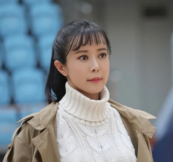 배우 엄수빈은 칭다오 TV, 다롄 TV, 옌벤 TV 등 중국 각지의 방송국에서 한국 문화를 소개하는 교양프로그램을 진행했고 TV 방송 외에도 각종 외부 행사에서 MC로 활약했다. 한중가요제 등 중국현지에서 개최된 100회 이상의 한중관련 행사를 도맡아 하기도 했다.(사진_본인 제공)