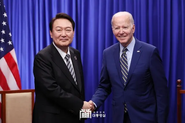 윤석열 대통령과 조 바이든 미국 대통령이 지난해 11월 캄보디아 프놈펜에서 열린 한미 정상회담에서 악수하고 있다.(사진_대통령실)