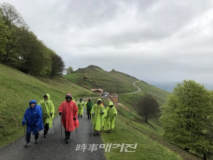 생장에서 시작하게 되면, 전체 코스 중 가장 힘든 코스인 피레네 산맥(나폴레옹 루트)을 넘게 된다. 해발 1400m의 이 루트는 비수기, 날씨가 좋지 않을 때는 통제하게 된다. 통제 된 길을 무시하고 가는 순례자들도 간혹 있지만 정말 죽을 수도 있다. 외국에서 금지하는 건 안하는 게 상책! 출발 전 순례자 사무실의 주의 사항을 잘 들어야 한다.