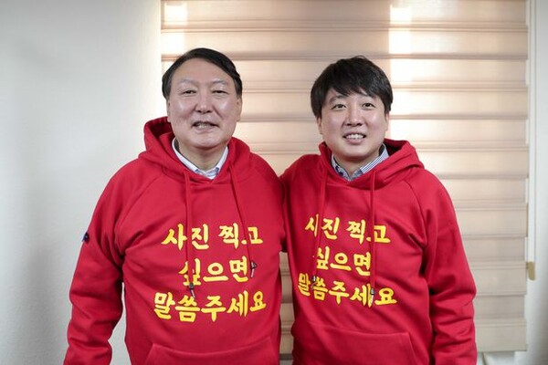 국민의힘 윤석열 대선 후보와 이준석 당 대표가 4일 부산에서 거리 유세에 나서기에 앞서 빨간 후드티를 입고 포즈를 취하고 있다.(사진_국민의힘 선대위)