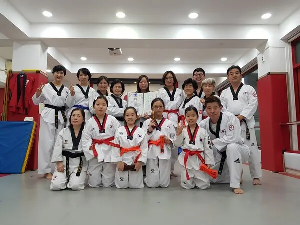 남일태권도장 초등부, 성인부 수련생들과 함께 (사진제공_남일태권도장 이현주 관장)