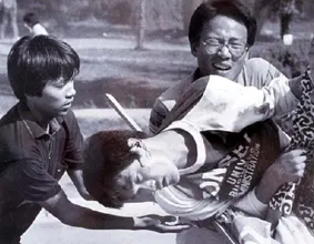 ▲ 6월 민주항쟁의 발달은 5공화국의 중앙정보부가 국가의 통치기관으로 판을 치고, 말 한마디 잘못했다가 쥐도 새도 모르게 끌려가서 만신창이가 되도록 고문을 당하던 시기였던 1987년 1월 14일에 물고문으로 서울대생 박종철 군이 죽은 사건이 일어났다.