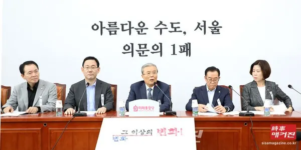 김종인 미래통합당 비상대책위원장이 지난달 27일 국회에서 열린 비상대책위원회의에서 발언하고 있다. 그는 이날 “부동산 투기 억제를 못하니, 이제는 서울은 천박한 곳이라 수도가 옮겨져야 한다는 이야기를 하는데, 도시 발전과정이라는 걸 제대로 인식 못하는 것에서 나온 발상 아닌가 생각한다”고 지적했다.(사진_뉴시스)