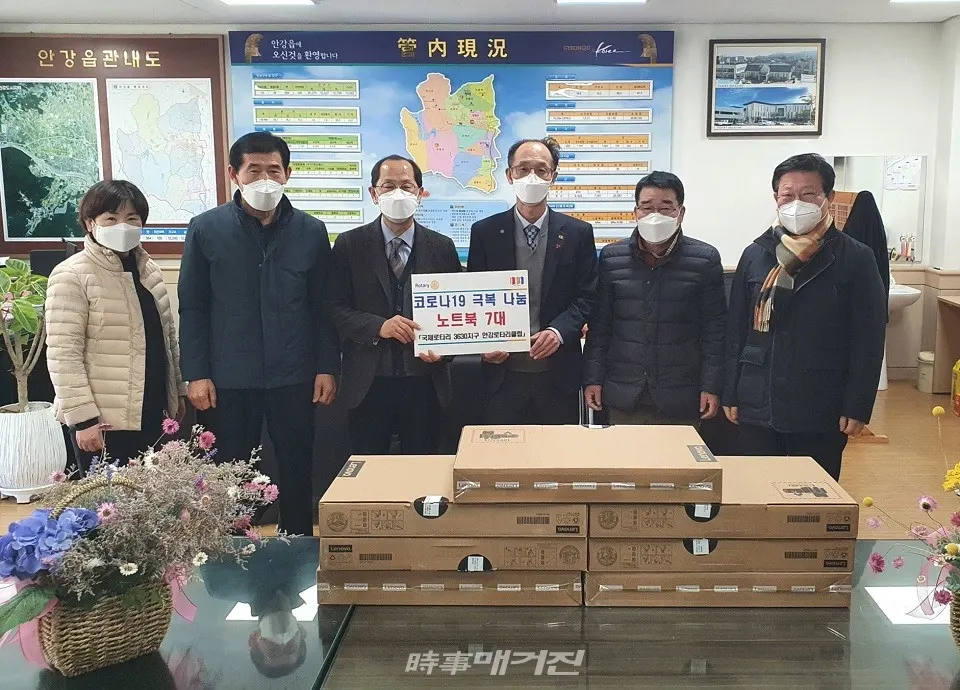 13일 이승욱 안강로타리클럽 회장(왼쪽에서 4번째)은 회원들과 함께 노트북 7대를 이희철 북경주행정복지센터장(왼쪽에서 3번째)에게 전달하며 기념촬영을 하고 있다.(사진_경주시청)