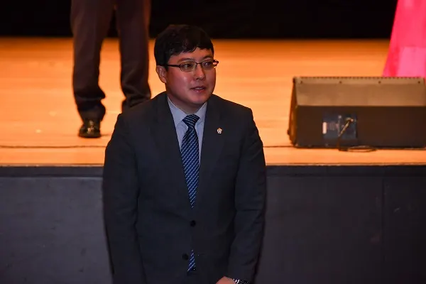 지난 8일 노인의 날 기념 축제에 참석한 강남구의회 이관수 의장이 어르신들께 인사를 하고 있다.