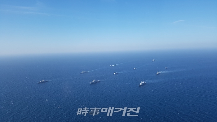 우리 해군의 왕건함(DDH-Ⅱ)을 비롯한 아세안확대국방장관회의(ADMM-Plus) 해양안보분과 연합해상훈련 참가국 함정들이 훈련의 일환으로 5월 2일 부산 근해를 기동하고 있다. 가장 앞 열은 좌측부터 싱가포르 해군 스톨워트함(STALWART), 우리 해군 천자봉함, 왕건함이다.[사진_대한민국해군]