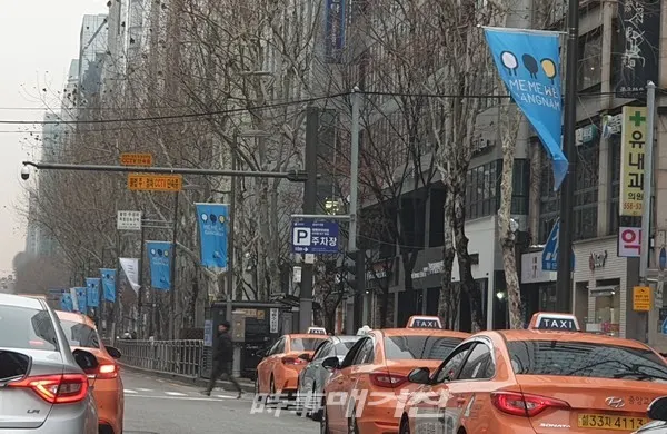 강남구 테헤란로에는 7일부터 만국기 대신 뜻 모를 깃발이 나부끼고 있다.