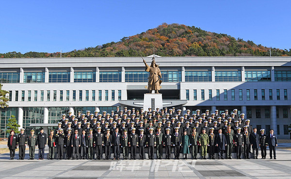 11월29일 경남 창원시 해군사관학교에서 열린'제127기 사관후보생 임관식'에 참석한 내빈들이 신임 소위들과 함께 기념사진을 촬영하고 있다.(사진_해군)