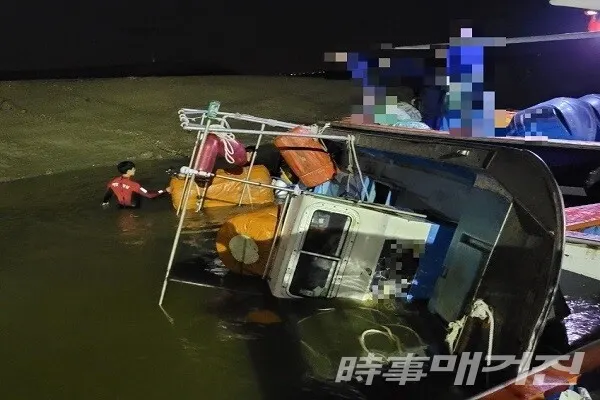 지난 21일 함평군 선착장에서 좌주선박이 발생해 해경이 파공부위를 확인하며 구조에 나서고 있다/사진=목포해양경찰서