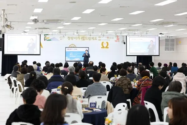 지난 7일 신천지예수교회 부산교회에서 ‘청랑이네 家보자고, 청랑이가 복 드릴게요’ 오픈하우스 행사가 열린 가운데 참석자들이 이영노 지파장의 강의를 듣고 있다.(사진_신천지예수교회 부산교회)