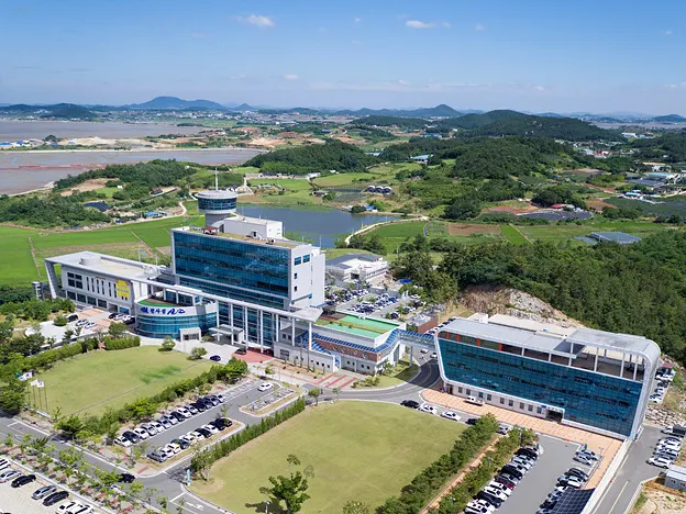 신안군은 추석연휴기간 비상진료체계 및 감염병 예방을 위한 응급의료대책을 추진한다.사진은 신안군청 전경이다. (사진_신안군청)