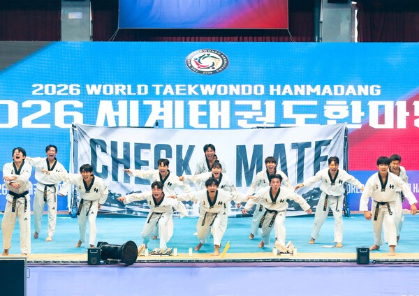 ‘2026 세계태권도한마당’ 팀대항종합경연 시니어 부문에서 신한대학교 백호팀이 정상에 올랐다. 신한대학교 백호팀의 경연 모습(사진 국기원)