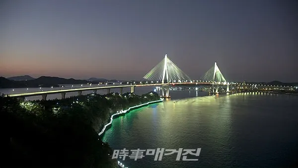 목포해상케이블카에서 바라본 목포대교 야경이다.(사진_송상교기자)