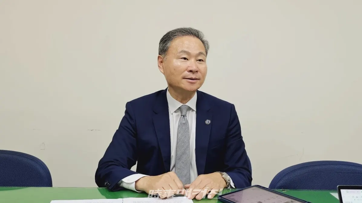 지난 13일 국립부경대학교 제8대 총장 임용후보자 배상훈 교수의 인터뷰 답변 모습. (사진_정유희 기자)