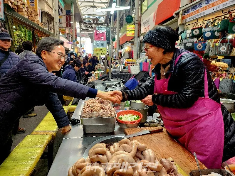 27일 대구 서문시장에서 상인과 인사하며 민심 경청하는 김동연 경기지사.(사진_조연묵 기자)