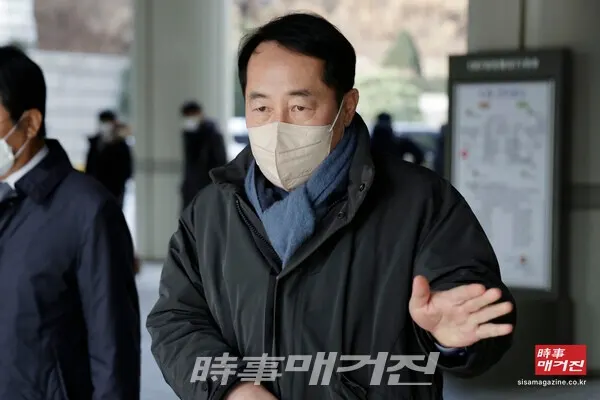민주당 전당대회 돈봉투 사건의 강래구 전 한국감사협회장이 12월 18일 서울 서초구 서울중앙지방법원에서 열린 오전 결심공판을 마치고 이동하고 있다.(사진_뉴시스)