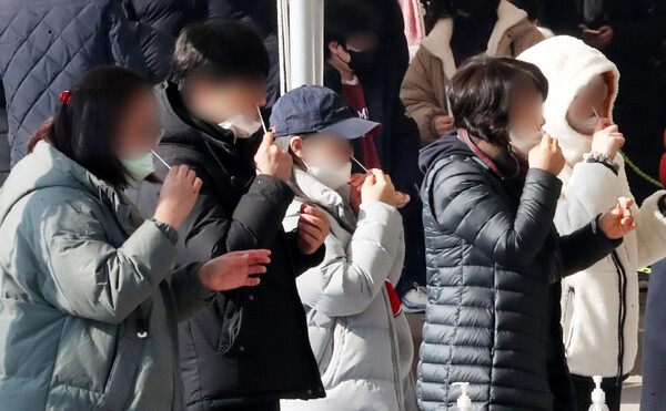 코로나 확진자, 오미크론 확산세 검사하는 시민들 (시사매거진DB)