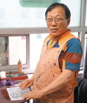 ▲ 제4회 한국나전칠기 기능경진대회에서 금상을 수상한 김규수 선생.