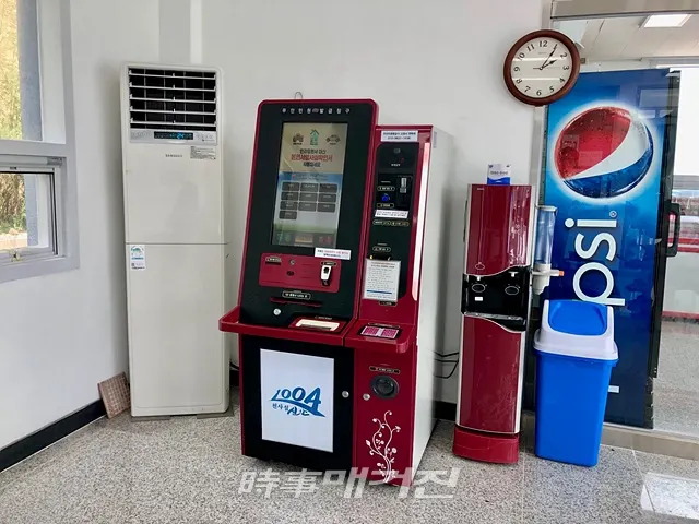 신안군은 주민들과 탐방객들의 여객선 이용 시 불편함을 최소화하기 위해 무인발급기를 다중이용 장소에 확대·설치하여 다양한 민원수요에 탄력적으로 대처해 나갈 계획이다. 사진은 자은도 고교항 여객선터미널에 무인민원발급기를 긴급 이동 설치 모습.(사진_신안군청)