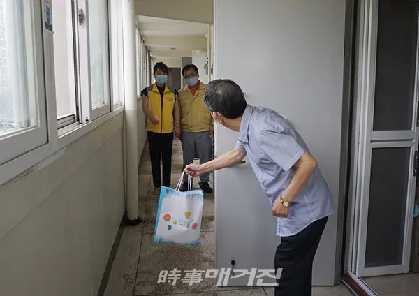 광주광역시 광산구청은 “30일 우산동 지역사회보장협의체 위원들이, 방문 전 미리 전화 통화한 뒤 집 앞에 물건을 놓아두는, 비대면 방식으로 저소득층 장애인 가정 70곳에 삼계탕을 전달했다”고 밝혔다.(사진_광주광역시 광산구청)