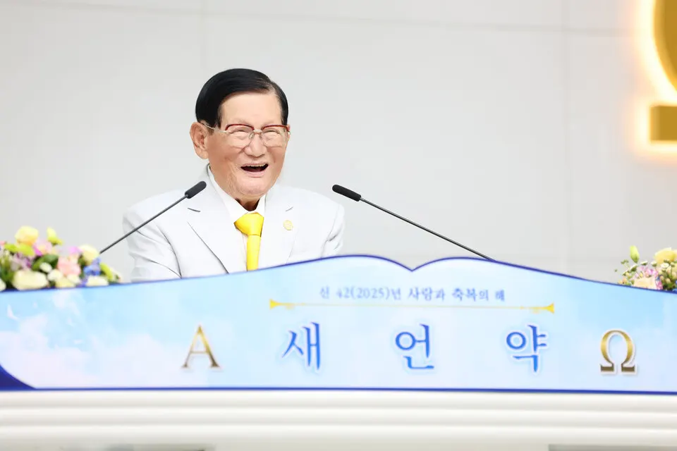 9일 신천지 부산교회를 방문한 이만희 총회장이 정오 예배에서 설교하고 있다.(사진_신천지 부산교회)