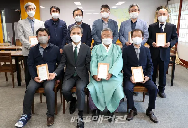 전주시는 최기영 복원공사 대목장 등 전라감영 재창조 1단계 복원사업에 기여한 공로자 10명에게 감사패를 수여했다.(사진-전주시청)