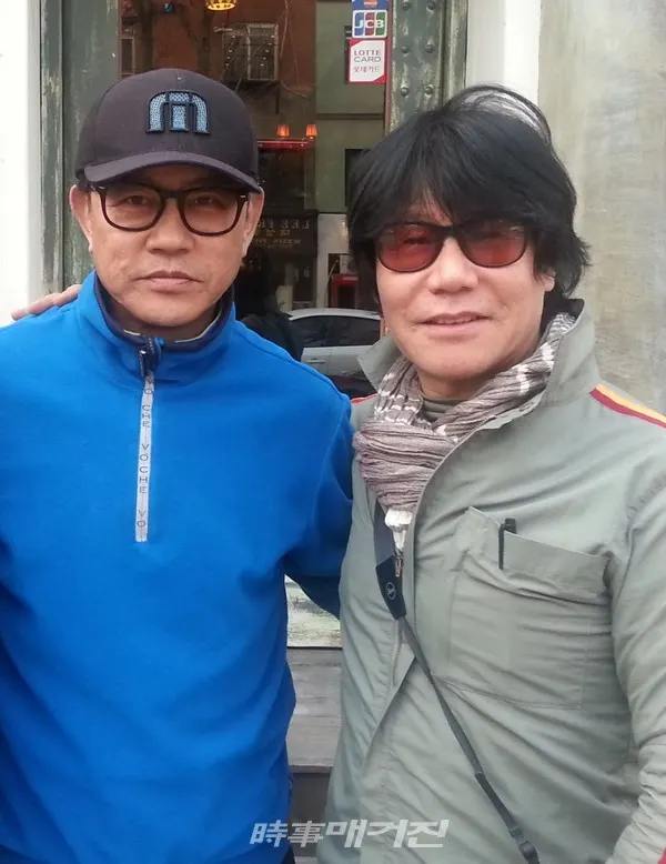 가수 설운도와 함께. 설운도 씨와 촬영은 늘 즐겁고 행복했다는 지 감독.  (사진_지영빈 감독)