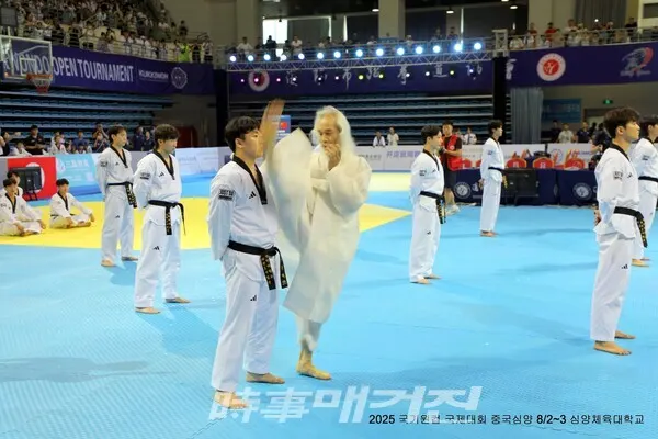 강신철 대사부가 발차기 시범을 하고 있다. (사지_신두범 사범 제공)