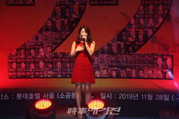가수 채수연이 열창 중이다.