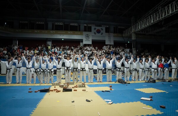 합동 시범을 마친 뒤 WT와 ITF 시범단의 모습. 사진_ONE챔피언쉽 조직위원회