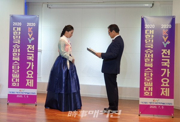 KYY전국가요제 대상 김서연(좌) , 부천시의회 부의장 윤병권(우)