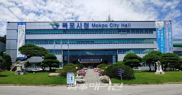 목포시는 “해양수산부의 ‘2021년 지자체 연계 마케팅 사업’ 공모에 선정돼 국비 4천만원을 확보했다”고 24일 밝혔다.사진은 목포시청 청사 전경이다.(사진_송상교기자)