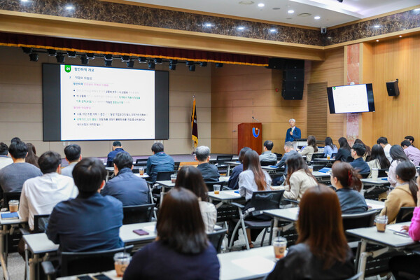 16일 울산항만공사 다목적홀에서 열린 '국민안전의 날 맞이 항만 출입 안전수칙 교육'에서 임직원과 울산항 근로자들이 항만 작업구역 내 보행 및 안전수칙 교육을 받고 있다.(사진_울산항만공사)