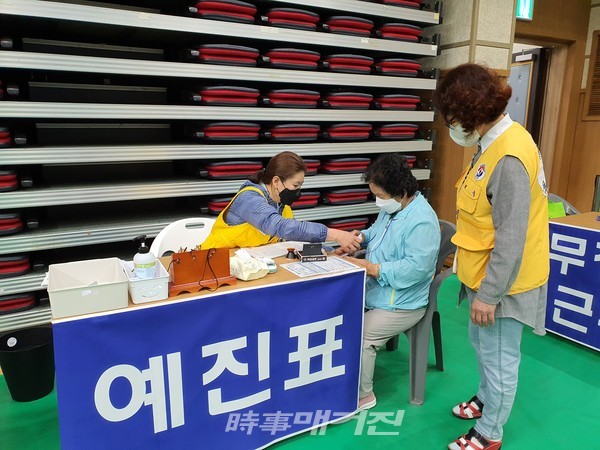 (사)장수군자원봉사센터가 코로나19 백신 예방접종센터에서 자원봉사활동을 펼치고 있다.(사진-장수군청)
