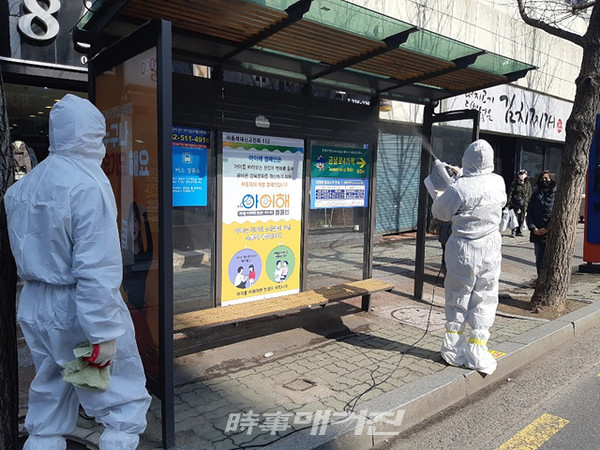 광주광역시 동구청은 27일 코로나19 지역사회 차단을 위해 관내 문화전당 역 외 68개소의 유개승강장에 대해 방역을 실시했다.(사진_광주광역시 동구청)
