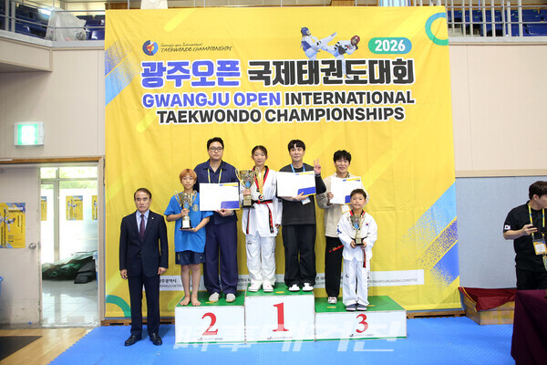 2026광주오픈 국제태권도대회 겨루기 A리그 종합우승 시상장면 (사진 정연수 기자)