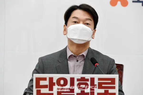 안철수 국민의당 대표가 24일 국회에서 열린 최고위원회의에서 모두발언을 하고 있다.(사진_공동취재단)