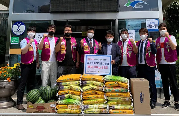 광주광역시 광산구청은 “21일 광주평화라이온스클럽이 돌봄 이웃에게 전해달라며 10kg들이 쌀 25포, 칫솔 35세트, 수박 8통을 비아동 행정복지센터에 맡겼다”고 23일 밝혔다.(사진_광주광역시 광산구청)