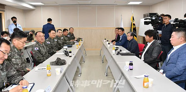 부석종 해군참모총장이 5월 20일 취임 후 처음으로 제주를 방문했다. 부 총장이 오전 강정마을회를 찾아 마을회임원 및 자생단체장과 간담회 모습이다.(사진_해군)