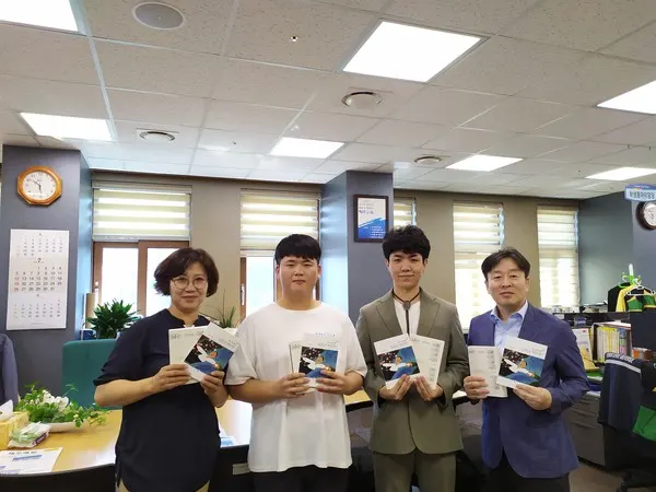 제주 출신 대학생들이 일본군 위안부 관련 도서를 도내 중‧고등학교에 기증하고 기념사진을 찍고 있다.