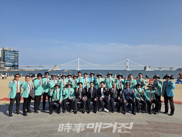 대회 심판들과 함께(사진_한영민 이사장 제공)