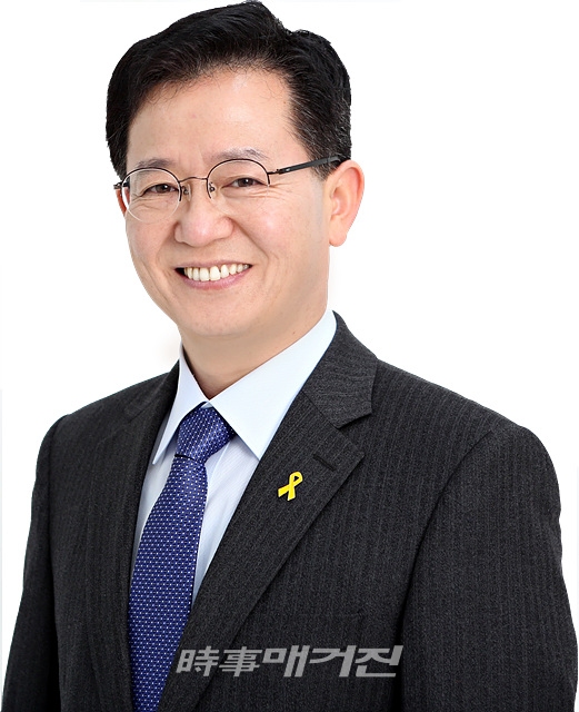 더불어 민주당 이용빈 위원장(광주 광산 갑)은 21일 광주형 일자리 신설법인 (주)글로벌모터스의 성공적 정착을 위해 지역정치권과 시민사회가 한데 힘을 모으자고 호소했다. 사진은 더불어 민주당 이용빈 위원장(광주 광산 갑)이다.(사진_더불어 민주당)