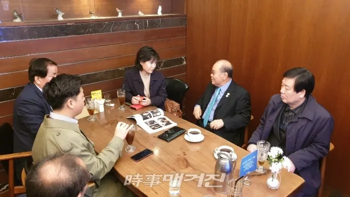 ▲ 10일, 서울을 방문한 한미동맹협의회 임청근 총재가 자유한국당 강남구을지구당 정원석 위원장, 강남구병지구당 이재인 위원장과 함께 한미동맹의 중요성에 관한 의견을 나누는 자리를 가졌다.