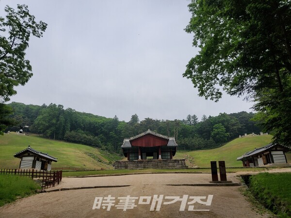 정자각을 중심으로 좌측은 세조의 무덤이고 우측은 정희왕후의 무덤이다.(사진_안나겸 기자)